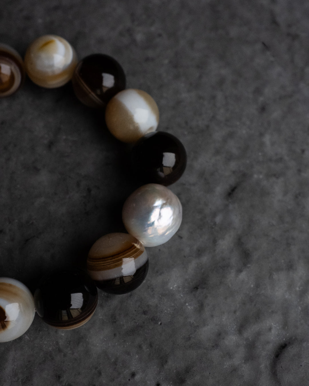 Natural Banded Agate & Vintage Pearl Round Bead Bracelet 14mm